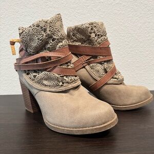 NWOT-Women's Tan Ankle Boots with Crochet Detail